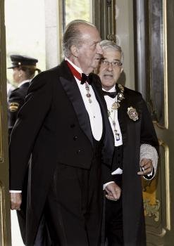 El rey Juan Carlos junto al presidente del Consejo General del Poder Judicial (CGPJ), Gonzalo Moliner (d), a su llegada esta mañana a la sede del Tribunal Supremo