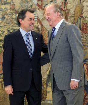 El monarca recibe al presidente de la Generalitat, Artur Mas, en la Zarzuela en enero de 2011. (Foto: ARCHIVO)