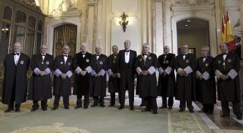 El rey Juan Carlos posa para la foto de familia antes de presidir la ceremonia de apertura del Año Judicial. (Foto: BALLESTEROS)