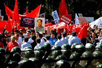 Grupos de manifestantes chinos a las afueras de la embajada japonesa en Pekín.