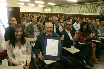 El director del instituto, José Miguel Reza, recibió el certificado de calidad. 