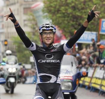 Imagen de archivo del ciclista Víctor Cabedo correspondiente al 2 de mayo de 2011, cuando venció en la cuarta etapa de la Vuelta a Asturias y que ha fallecido hoy (Foto: EFE)