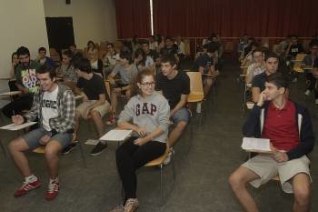 Algunos de los alumnos a punto de comenzar el examen de Lengua y Literatura Castellana. (Foto: MIGUEL ÁNGEL)