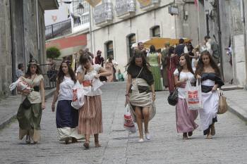 Un grupo de jóvenes con bolsas del sipermercado durante la última Festa da Istoria. (Foto: M. ÁNGEL)