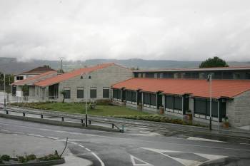 El edificio residencial, con capacidad para 70 personas, está ubicado a las afueras de Mugueimes. (Foto: MARCOS ATRIO)