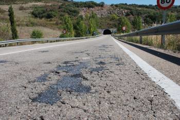 Deficiencias en el firme de la carretera N-120, la principal vía valdeorresa, a su paso por Rubiá. (Foto: LUIS BLANCO)