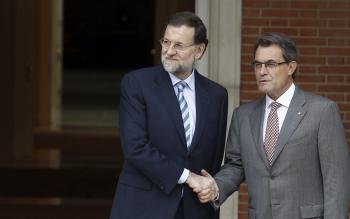 El jefe del Gobierno, Mariano Rajoy (i), saluda al presidente de la Generalitat, Artur Mas