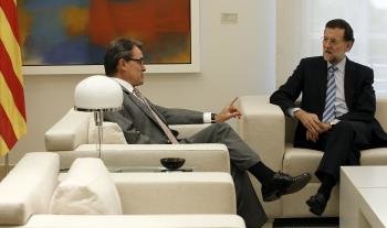  El jefe del Gobierno, Mariano Rajoy (d), y el presidente de la Generalitat, Artur Mas, durante la reunión que ambos mantuvieron hoy en La Moncloa 
