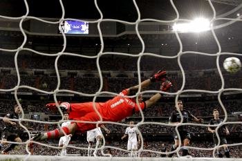 El portero del Real Madrid Iker Casillas trata de impedir el primer gol del Manchester City (Foto: EFE)