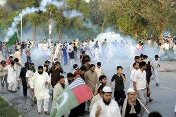 Varios manifestantes se enfrentan a la policía antidisturbios durante la protesta de Islamabad.