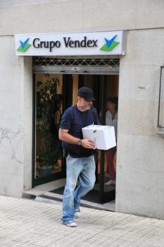 Un agente sale de la oficina de Ourense con documentación. (Foto: JOSÉ PAZ)