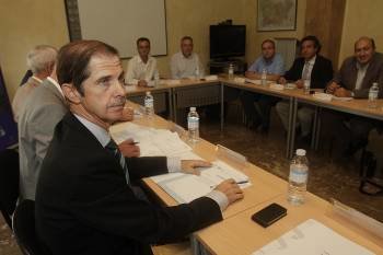 A la izquierda, Francisco Marín, en la reunión de la junta de gobierno que celebró ayer la CHMS. (Foto: MIGUEL ÁNGEL)