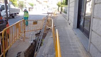 La zanja abierta a lo largo de la calle Xesús Taboada Chivite, en la que está la subestación eléctrica. (Foto: A.R.)