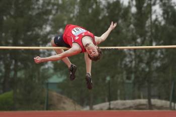 Un atleta del Ourense Atletismo Academia Postal intenta superar el listón en Monterrei. (Foto: MIGUEL ÁNGEL)