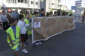 Escolares portando la pancarta de la cabeza de la manifestación. (Foto: Miguel Angel)