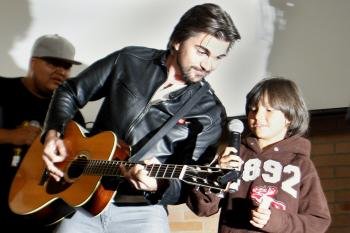  Juanes canta con un niño durante el lanzamiento de la campaña 'Soñar es un Derecho', en Colombia. 