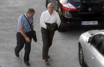 El alcalde de Boqueixón (A Coruña), Adolfo Gacio (derecha), a la entrada del Juzgado de   Instrucción 1 de Lugo. (Foto: ELISEO TRIGO)