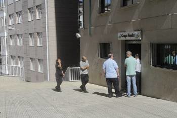 Empleados de Vendex, en las puertas de la empresa en Ourense. (Foto: M. ANGEL)