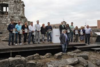 Los premiados con los galardones de Gallaecia en la denominación de Origen Ribeiro, en el castillo de Ribadavia. (Foto: MARCOS ATRIO)