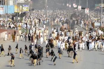 Enfrentamientos entre la policía y los manifestantes durante las protestas en Peshawar, Pakistán. (Foto: A. ARBAB)