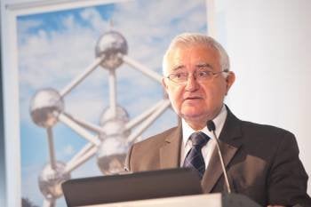 El comisario europeo de Sanidad, John Dalli, apoya la prohibición de Praga de exportar alcohol. 