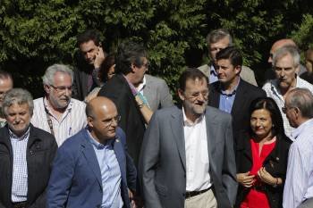 El presidente Mariano Rajoy a su llegada al hotel Auriense, con Manuel Baltar y otros cargos populares. (Foto: MIGUEL ÁNGEL)
