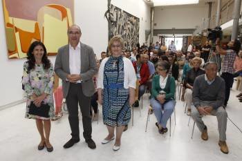 Isabel Pérez, Francisco Jorquera y Tereixa Paz, ayer en el acto celebrado en el Centro Cultural de la Diputación. (Foto: XESÚS FARIÑAS)