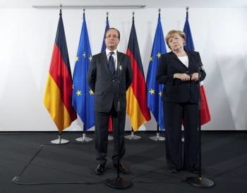 Hollande y Merkel, ayer en Berlín. (Foto: MARIJAN MURAT)