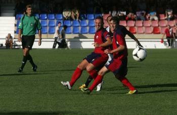 Dos jugadores del Verín persiguen el balón en un partido de pretemporada. (Foto: MARCOS ATRIO)