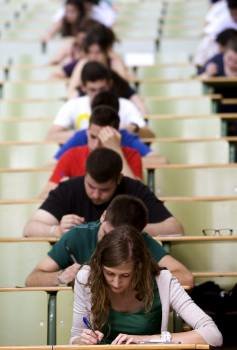 Un grupo de alumnos universitarios mientras realizan un examen. (Foto: ARCHIVO)