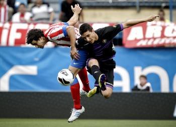 El portugués del Atlético Tiago disputa la pelota con el delantero del Valladolid Omar Ramos. (Foto: E. NARANJO)