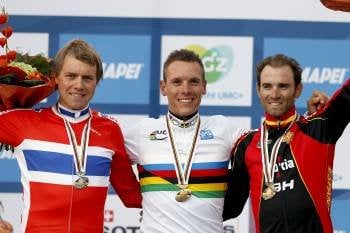 Alejandro Valverde, primero por la derecha, junto a Gilbert y Boasson Hagen, oro y plata. (Foto: JERRY LAMPEN)