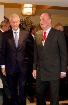 Bill Clinton y el rey Juan Carlos. (Foto: MIGUEL RAJMIL)