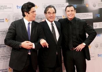 El actor Benicio del Toro, el realizador Oliver Stone y John Travolta, poco antes de la entrega de los galardones.