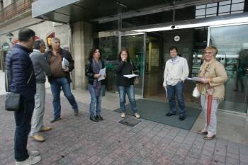 Miembros del BNG de Ourense repartieron folletos a la entrada de la Estación de Ferrocarril. (Foto: MARCOS ATRIO)