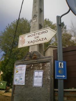 Un viejo letrero indica la ruta hacia el Monasterio de Xagoaza, en el Camiño de Inverno. (Foto: J.C.)