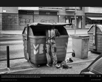 Una de las imágenes del reportaje muestra a un joven buscando comida en un contenedor de basura.  (Foto: NEW YORK TIMES)