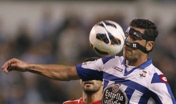 El delantero madrileño del Deportivo Riki intenta controlar un balón, contra el Sevilla. (Foto: CABALAR)