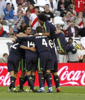 Los jugadores del Real Madrid celebran el 0-1. (Foto: A. MARTÍN)