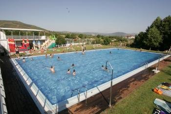 Las piscinas de Albarellos (Monterrei) están entre la Alameda y la carretera N-525.