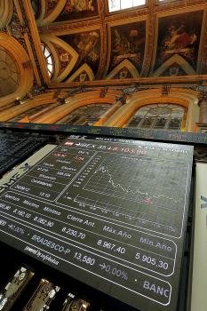 La pantalla de la Bolsa de Madrid refleja la cotización del IBEX 35 (Foto: EFE)