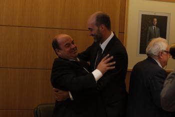 José Luis Ferro (derecha) recibe el abrazo de Antonio Mouriño, ya exalcalde celanovés. (Foto: XESÚS FARIÑAS)