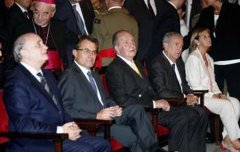 El presidente de la Generalitat, Artur Mas sentado junto al rey Juan Carlos en un acto en Barcelona. (Foto: MARTA PÉREZ)
