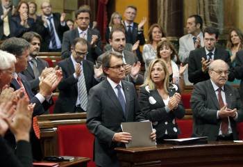 Artur Mas recibe el aplauso de los miembros de su gobierno. (Foto: ANDREU DALMAU)