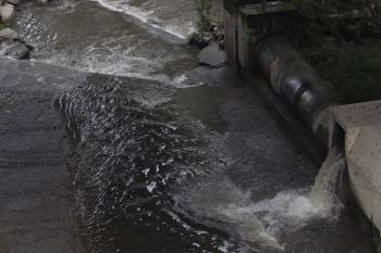 Imagen del foco de contaminación detectado en el río Miño, en las inmediaciones del Puente del Milenio. (Foto: XESÚS FARIÑAS)