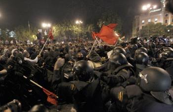 Efectivos de la Policía Nacional y un numerososo grupo de manifestantes se enfrentan ayer por la noche en la madrieña Plaza de Neptuno. (Foto: ALBERTO MARTÍN)