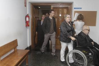 Martínez Campos, en el centro, a su salida ayer del Juzgado Penal uno. (Foto: MIGUEL ÁNGEL)