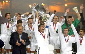 Hierro levanta la última Champions del Madrid, en Glasgow.