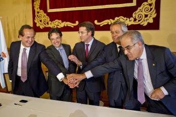 Feijóo se saltó la ley electoral para aparecer en esta imagen, tras la firma del acuerdo con Pemex. (Foto: Oscar Corral)