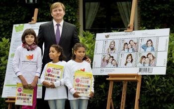 El príncipe Guillermo de Holanda  posa con sus hijas